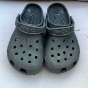 Black size J6 Crocs